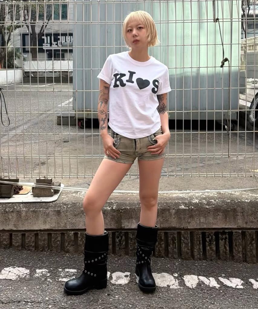Kimseupeulesikoteunmakes Bumpy Kiss Logo T-Shirt White