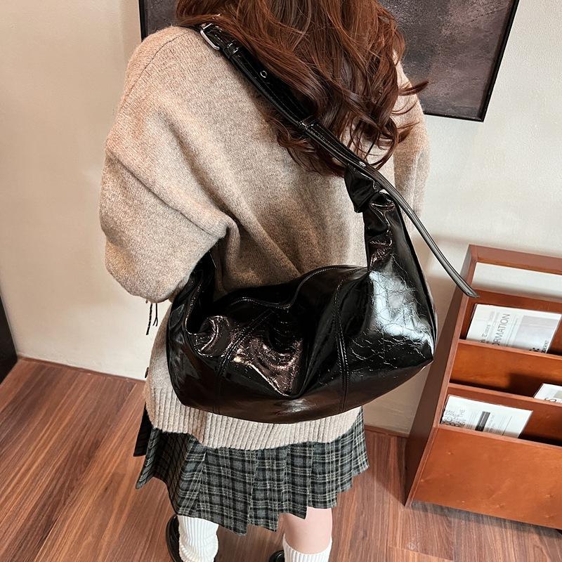 

Нишевая сумка-круассан Премиальная текстура 2025 Новая женская сумка-пельмень На плечо Кроссбоди Большая вместимость 48*8*20 чёрный