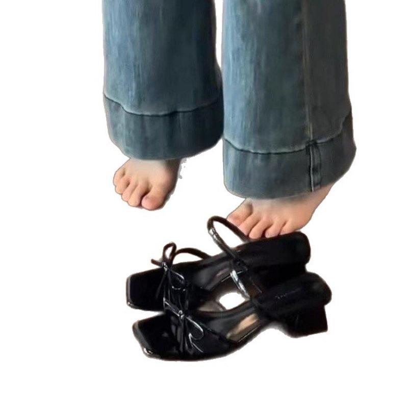 Nya Mångsidiga Nisch Chunky-klacktofflor Damskor och Sandaler