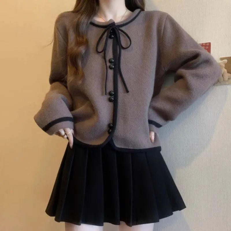 

Свитер-жакет с галстуком-бабочкой 2025 Осень-Зима Большой размер Темпераментный жакет Выглядит стройнящим Вязаный кардиган Топ One Size темно-коричневого