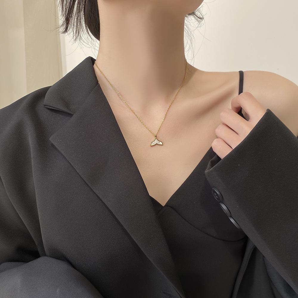 Korean Fishtail Pendant Necklace: Versatile Women's Retro Clavicle Chain in Light Luxury Style