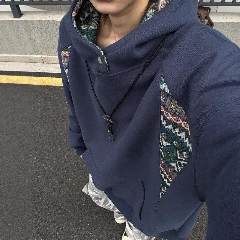 Pánský trendy svetr s kapucí, designový smysl, etnický styl, prošívaný rolák