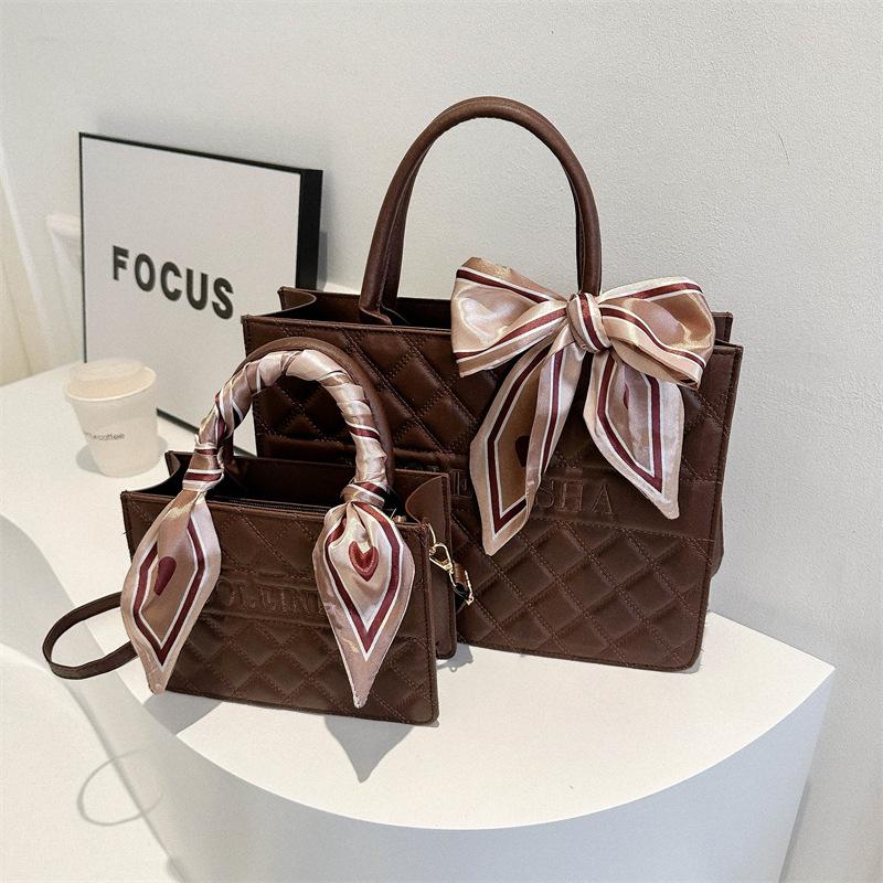 

Stylish and simple tote bag 2024 winter new bag women s casual foreign style shoulder bag Korean version personalized messenger bag Small кавовий