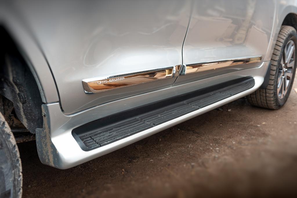 

Боковые пороги с LED (дизайн 2015-2020) Черный цвет для Toyota Land Cruiser 200