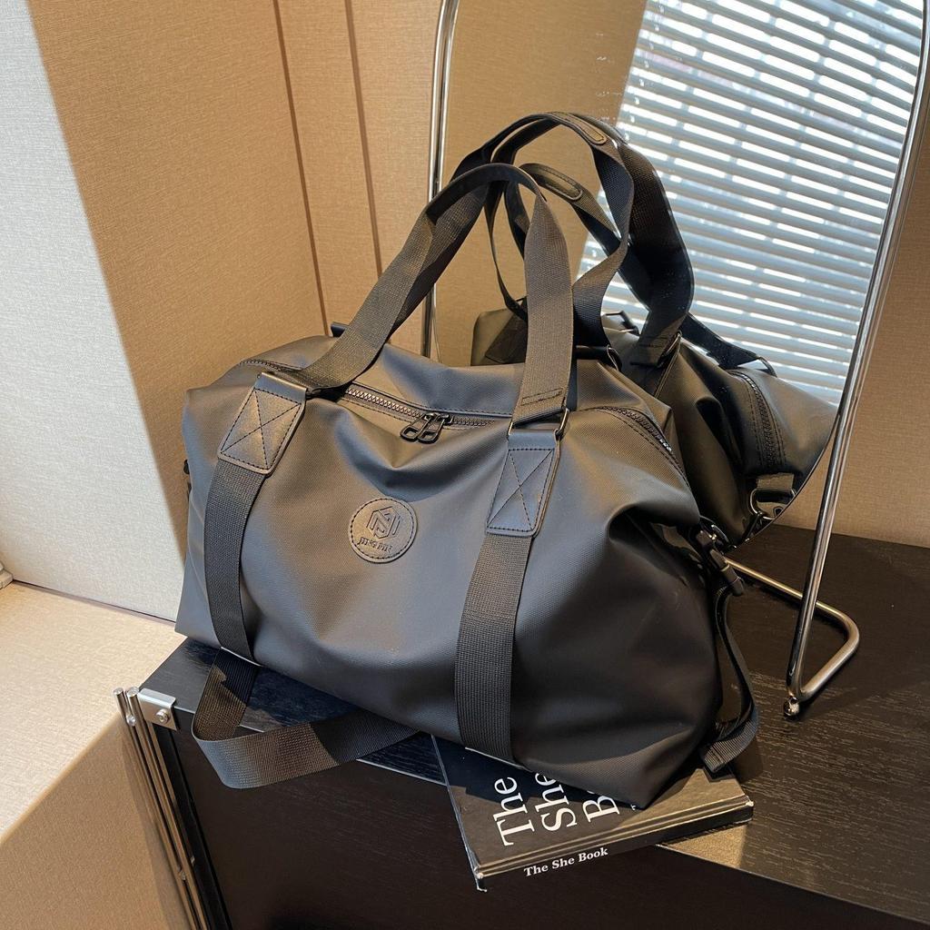 High-Capacity Business Travel Shoulder Bag - Convenient Overnight Handbag