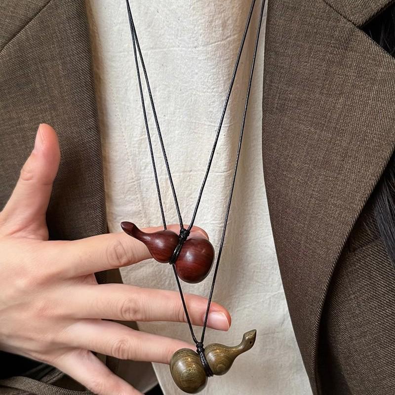 Retro Wooden Hip Flask Necklace: Versatile Choker & Sweater Chain Accessory for Women