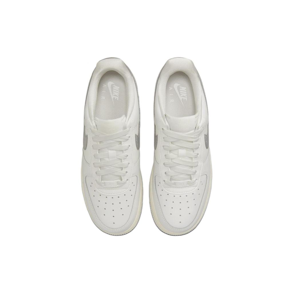Nové dámské Nike Air Force 1 '07 Summit White Sail White Metallic Silver DQ7569-100