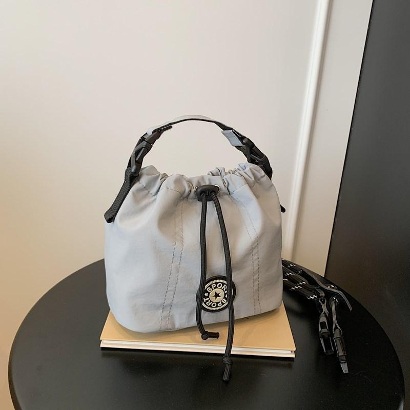 

Large capacity, lightweight and simple portable bucket bag, casual niche sports style shoulder bag, fashionable commuter crossbody bag синий
