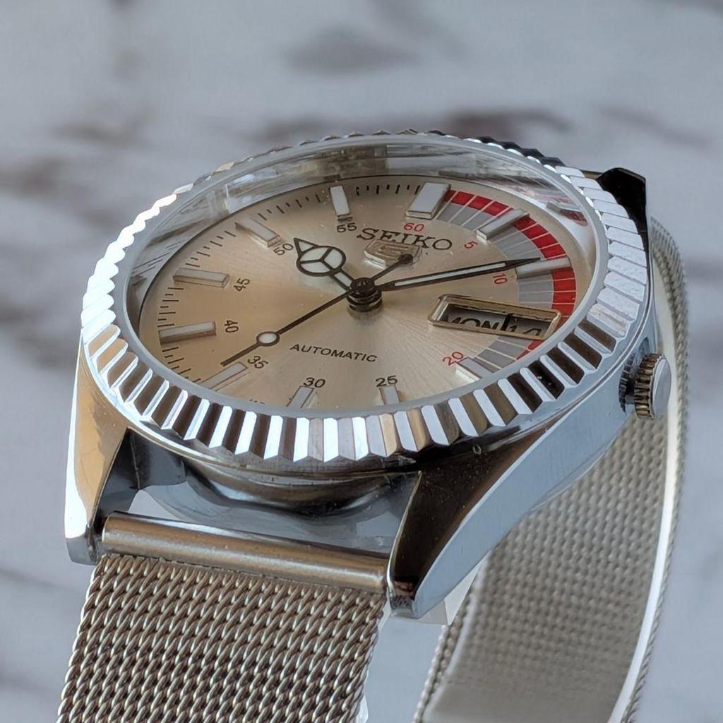Used Working item SEIKO Seiko 5 Automatic 70s Vintage Silver Dial Sunburst Design Mesh Belt Day Date