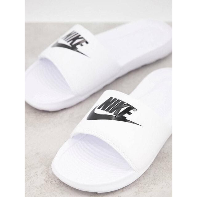 

Белые шлепанцы Nike Victori One