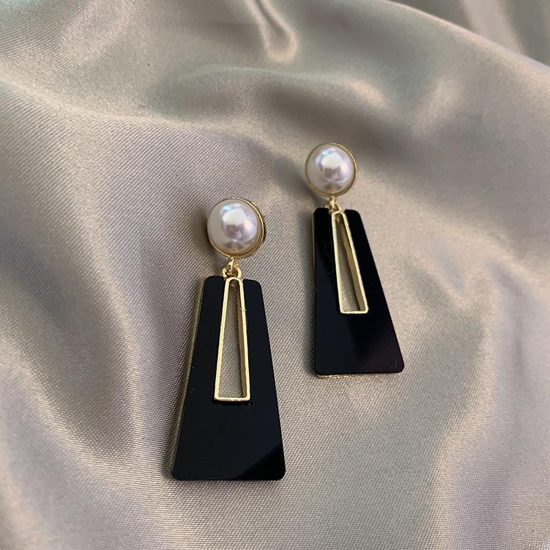 

Fashion Hollow Out Trapezoid Drop Earrings for Women White Black Acrylic Pearl Dangle Earrings Party Punk Geometry Zircon