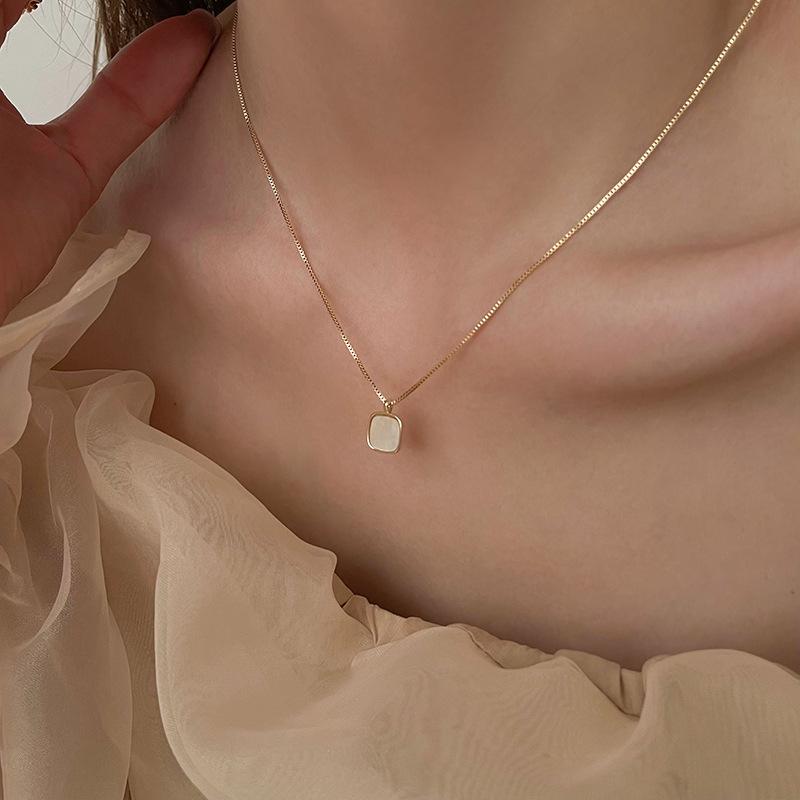 Kadın Parti Düğün Moda Takı Yaka Aksesuarları için Kore Hafif Lüks Zincirli Choker Küçük Kare Kabuk Uçlu Kolye