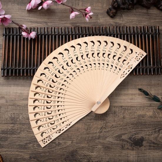 8palcový skládací ventilátor ze santalového dřeva Čínský styl s dutými žebry Přehlídková mola Taneční představení Foto rekvizity Přenosné letní dřevěné příruční ventilátory pro párty potřeby
