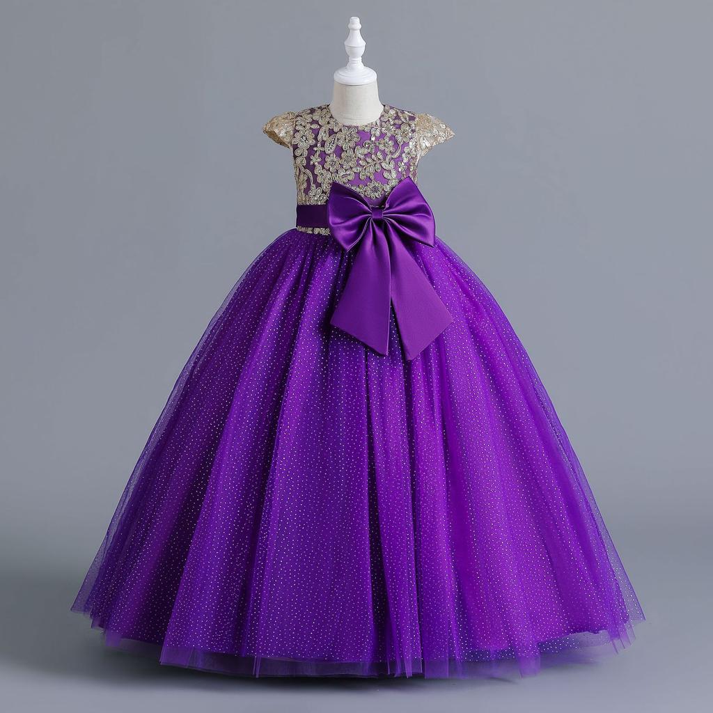 Sleeveless sequined wedding dress for older children in girls' dress. The flower girl performs a long princess dress.