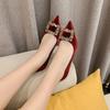 Neue spitze Stiletto-Absatz Low-Cut Strass quadratische Schnalle rote Brautschuhe Nude Farbe Bankett High Heels