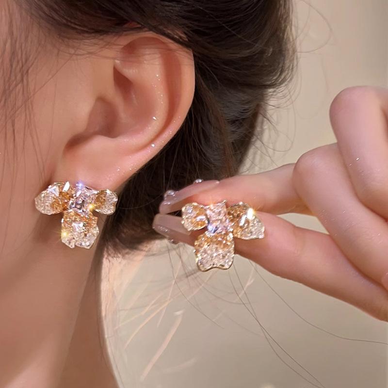 Green Crystal Flower Stud Earrings Women's Design Sense Niche Light Luxury High Sense Temperament Atmospheric Earrings Summer Ear Jewelry
