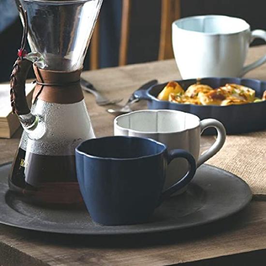 This 280ml teapot features a matte finish and a flower-shaped design. It's made of Seto ware and features a light blue Mizuhada finish. It