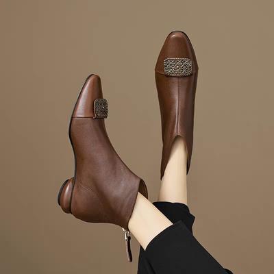 Bottines à Talons Carrés Femmes Hiver Style Rétro Métal Bout Rond Bottes de Mode Nouvelles Bottes Chelsea