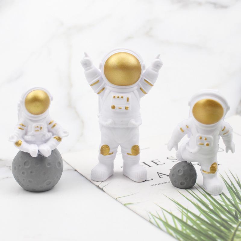 Plastic Astronaut Space-Themed Cake Decoration Set (3 Pieces) for Kids' Birthdays