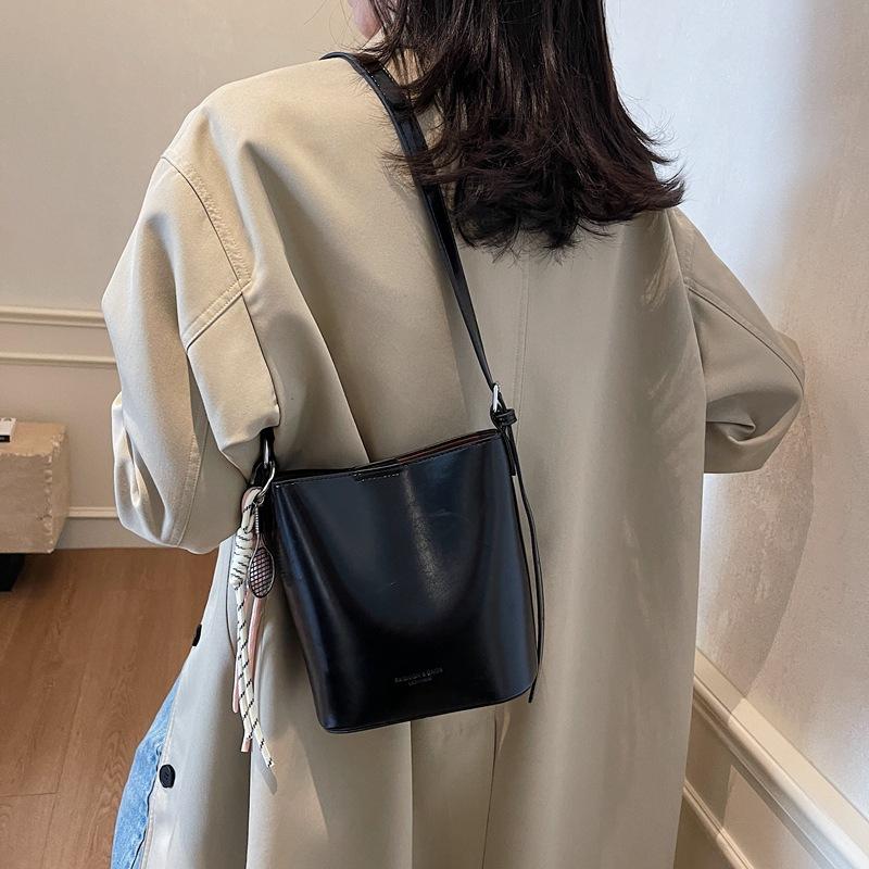 Simple Bag Women's Messenger Bag 2025 New Versatile Bucket Bag Niche Fashion Shoulder Underarm Bag One Piece Delivery