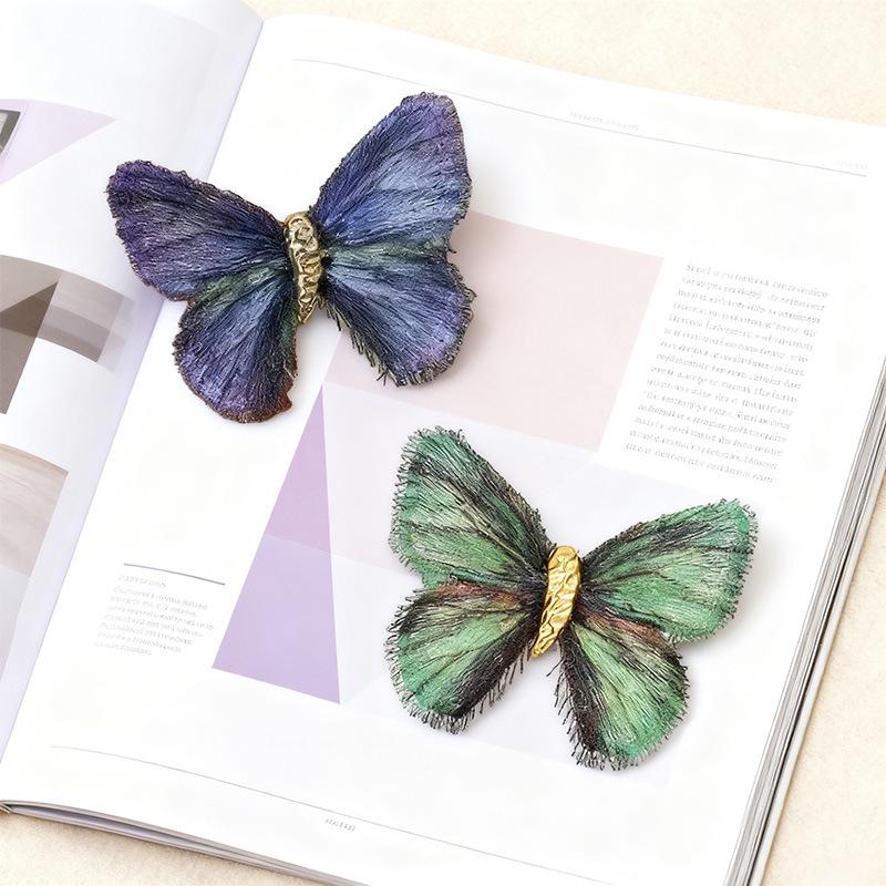 Versatile Retro Luxury Gradient Butterfly Brooch: Exquisite Embroidered Fashion Accessory