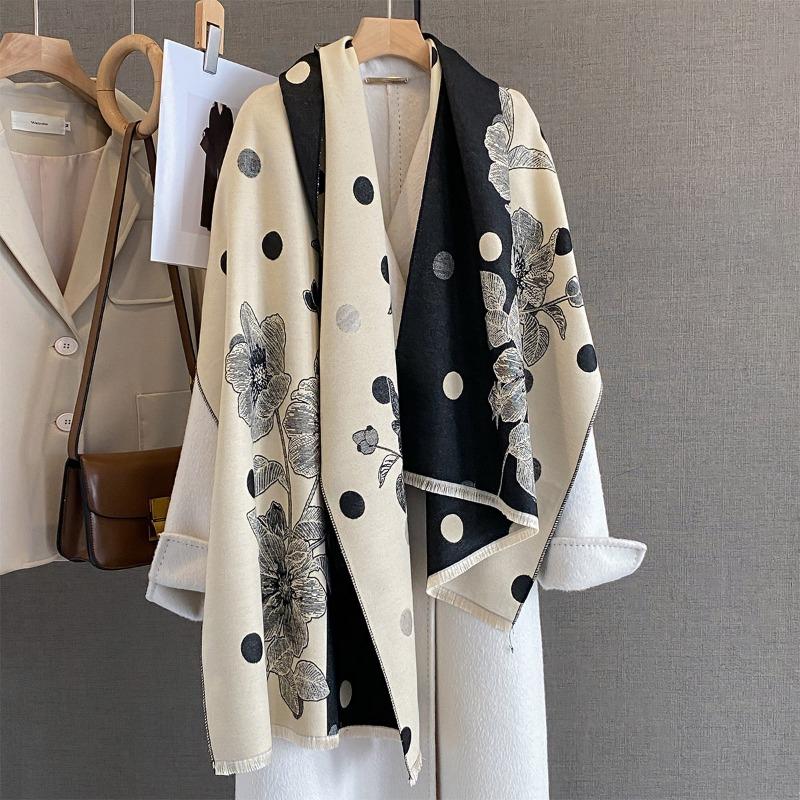 Personalized polka dot flower scarf splicing contrasting color design fashionable and elegant autumn and winter warm shawl decoration versatile scarf
