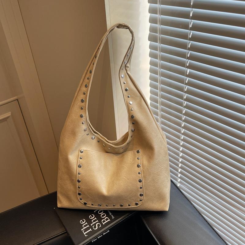 

Сумки женские новые летние трендовые модные заклепки дорожные на плечо сумки-тоут большой вместимости бежевый