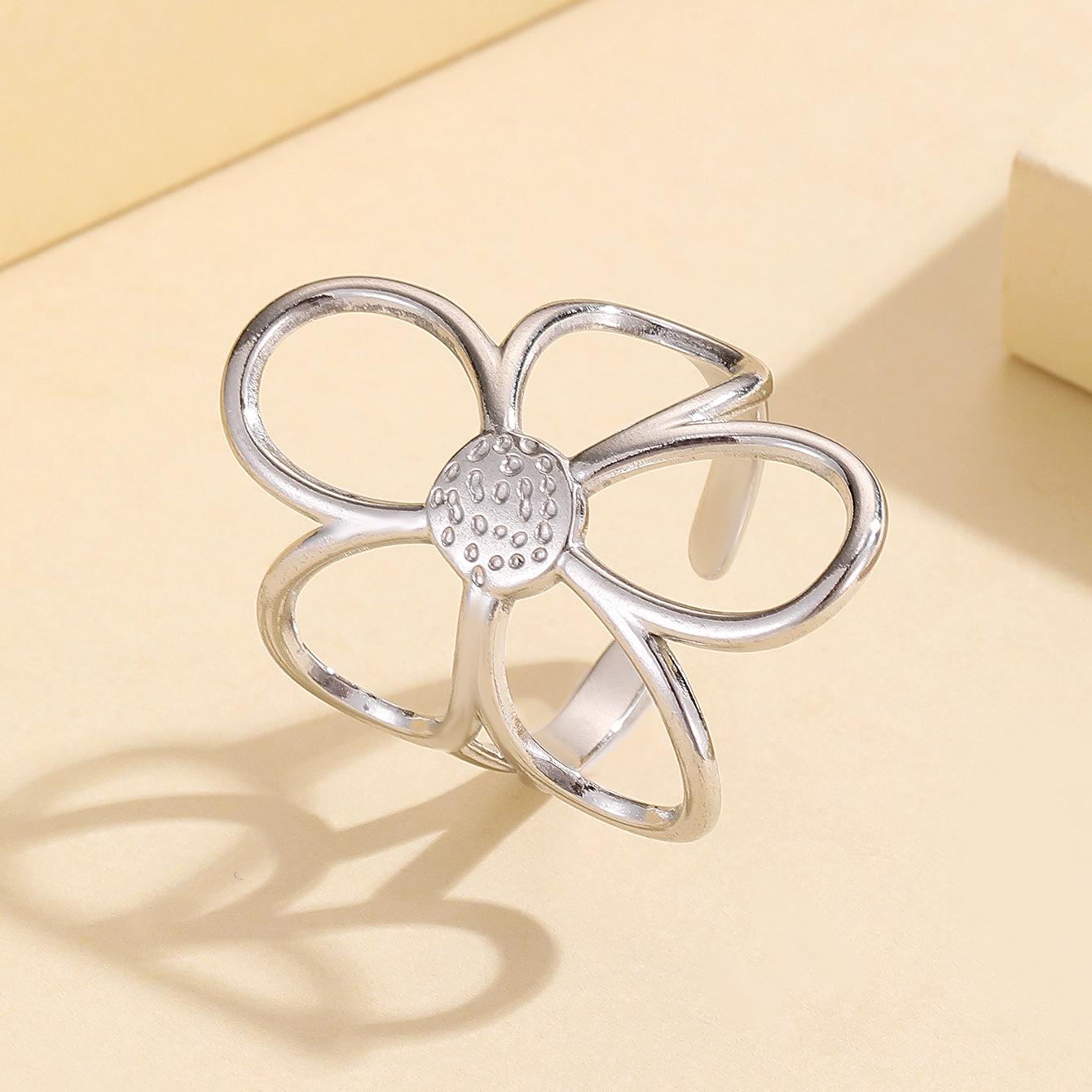 

Elegant 18K Gold-Plated Stainless Steel Floral Ring for Women