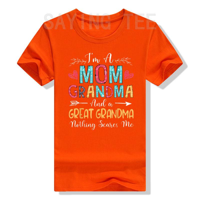 Jsem máma, babička a prababička. Nic mě nevyděsí. Tričko s potiskem písmen a nápisů. Grafické tričko. Topy. Dárky pro maminku ke Dni matek.