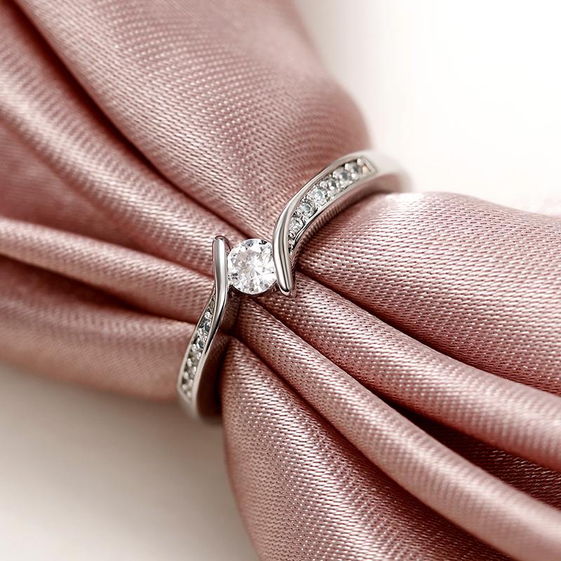 Nádherné křížové prsteny s kulatým zirkonem Svatební doplňky pro ženy Jednoduché a elegantní dámské šperky