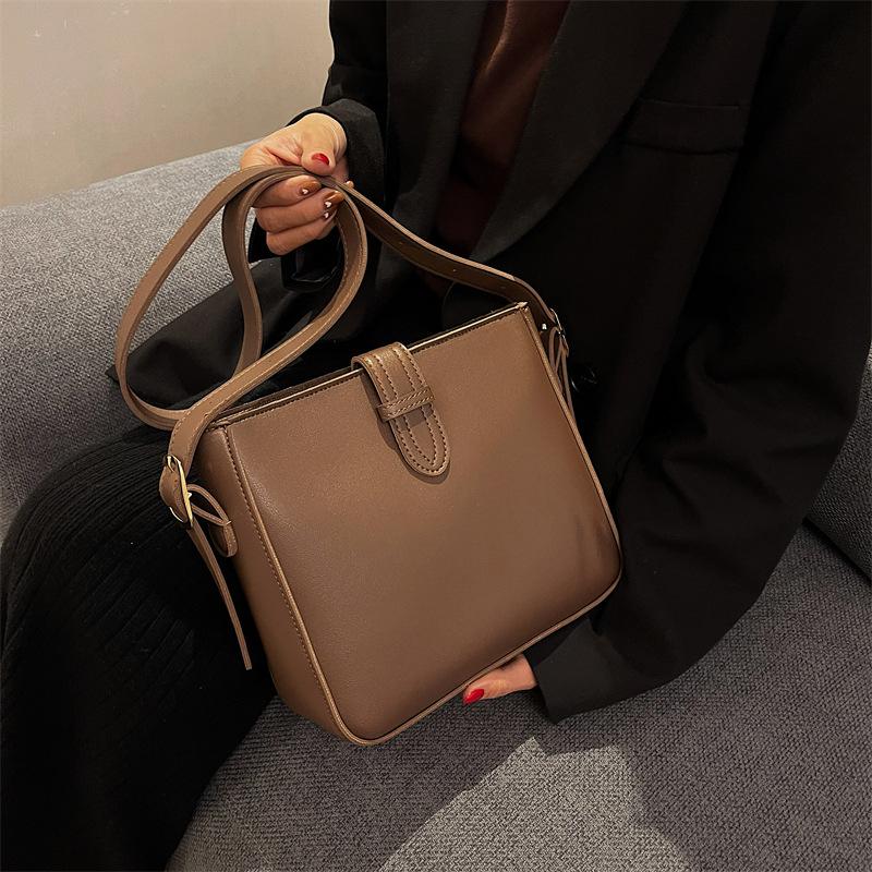 Retro fashion large-capacity bucket bag women's new textured shoulder messenger tote bag