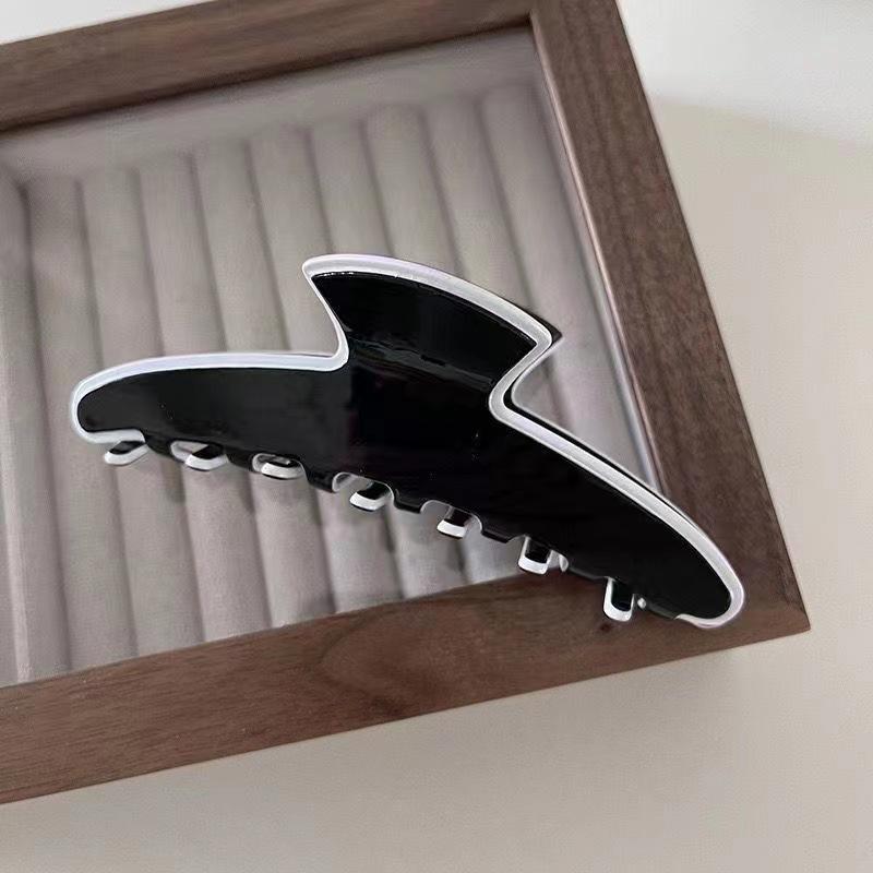 Chic Elegant Black White Acetate Geometric Hair Claws for Women Poluplar Crab Shark Catches Acrylic Clips Korean Accessories