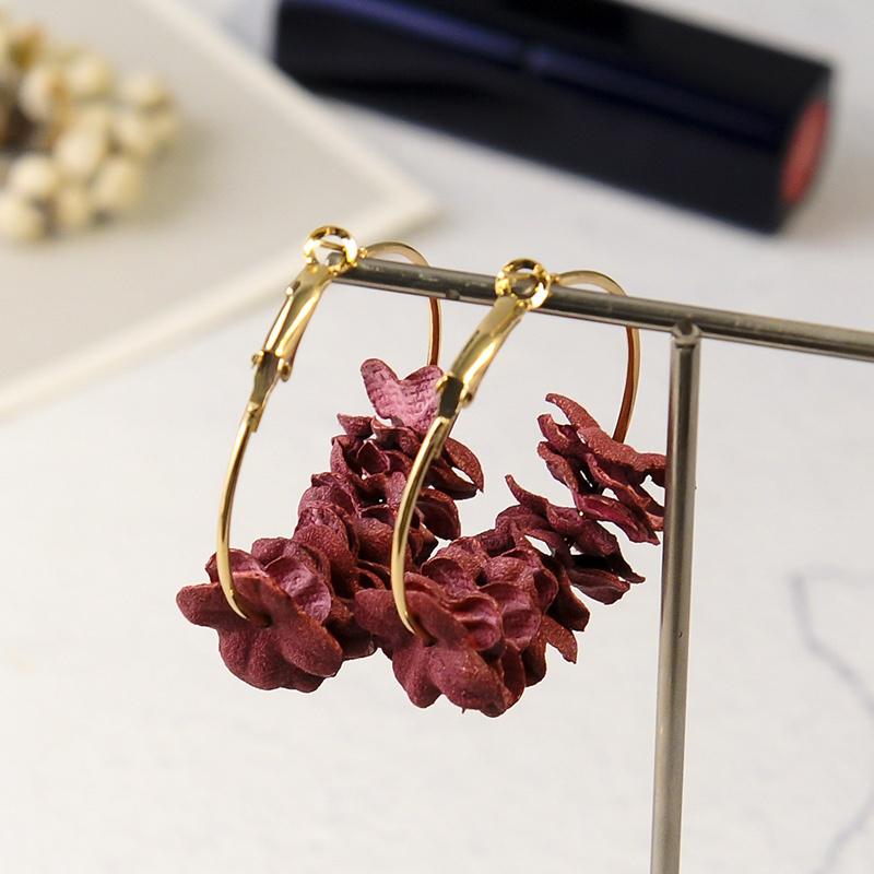 Elegantní látkové náušnice s puzetkou z Koreje jsou atraktivnější než sladké okvětní slitinové náušnice od Jux