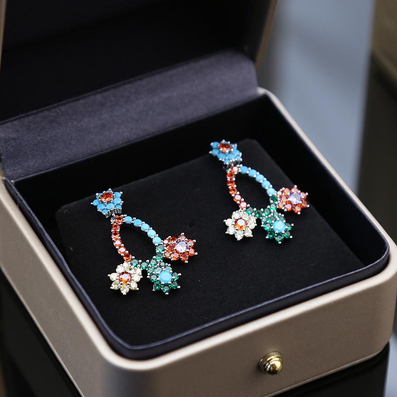 

Серьги-цветы с цирконием контрастного цвета. Женственность. Элегантные цветные серьги.