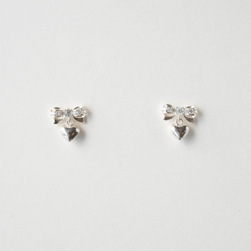 MERRYMOTIVE [Silver] Shining ribbon and heart earring
