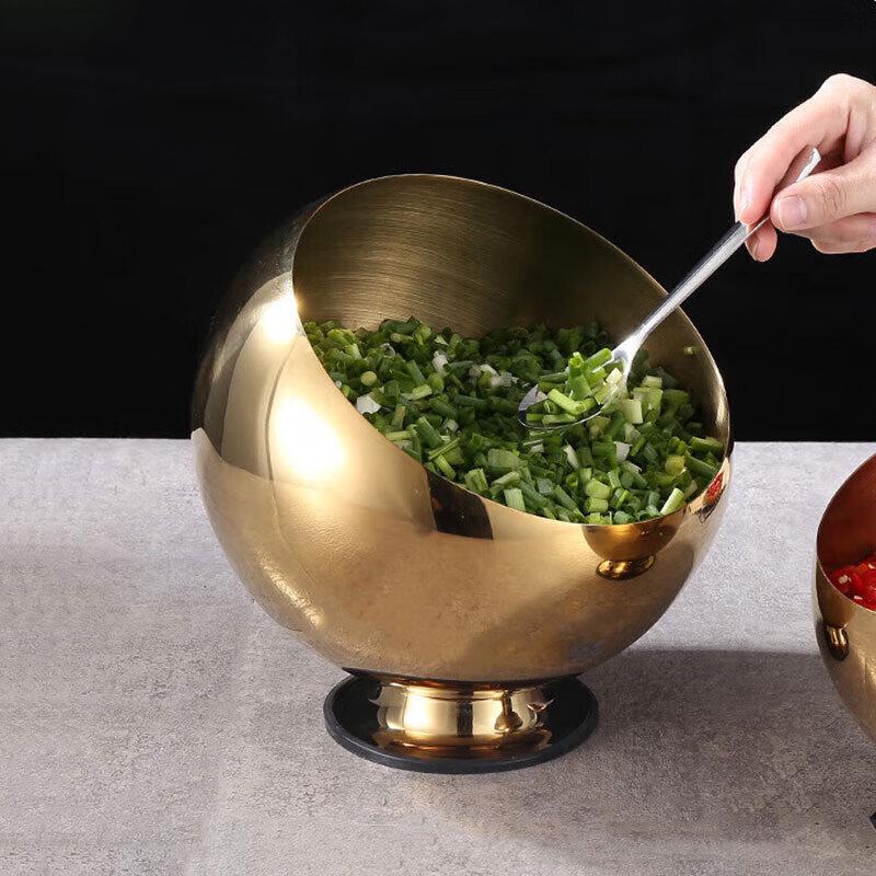 Schräge Schüssel aus Edelstahl zum Dippen und Würzen