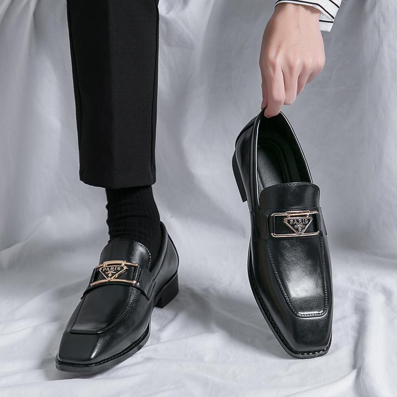 Fashion British Black Brown Slip On Loafers New Men Pointed Patent Leather Shoes Male Designer Formal Wedding Dress Homecoming Footwear
