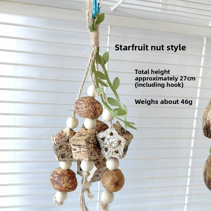 La gabbia per uccelli alla stazione degli uccelli è decorata con carambole e palline di rattan come giocattoli da masticare, per alleviare la noia e mordicchiare fili.