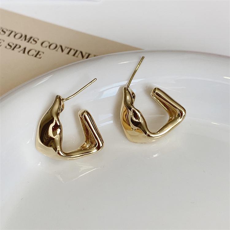 

Женские минималистичные металлические серьги-пусеты в виде треугольников - Модные весенне-летние украшения для ушей