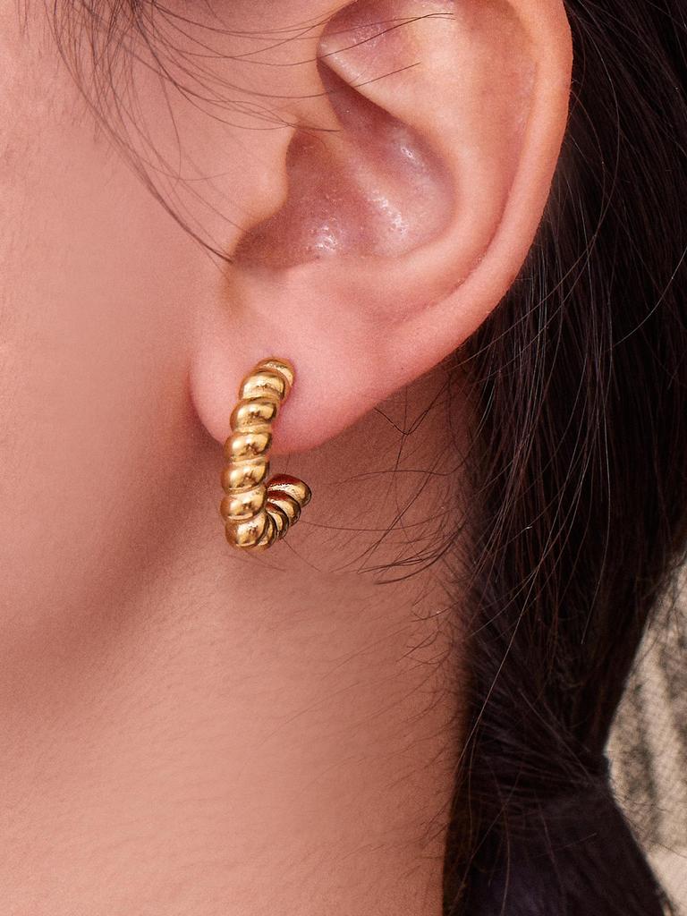 Qiong Yao French-Style C-Shaped Cable Knit Hoop Earrings - Versatile European and American INS Style Ear Jewelry for Women.