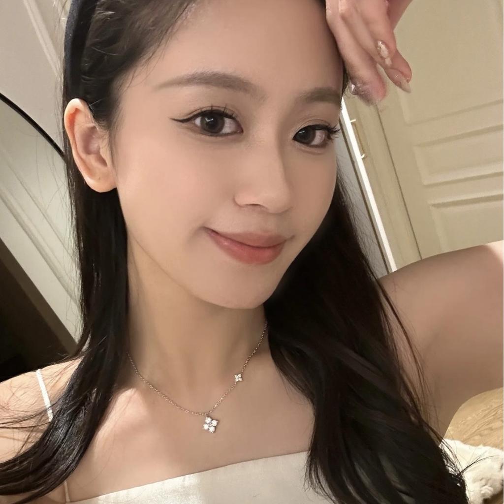 New Super Flash Large Four Leaf Clover Necklace, Ladies' High End Style, Flower Light Luxury Clavicle Chain