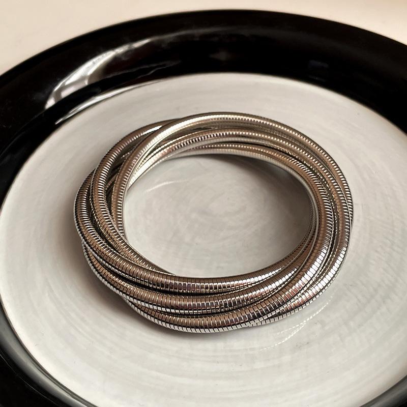 

Личность преувеличенный многослойный пружинный браслет темперамент высококлассный браслет нишевая мода легкая роскошная бижутерия женщины