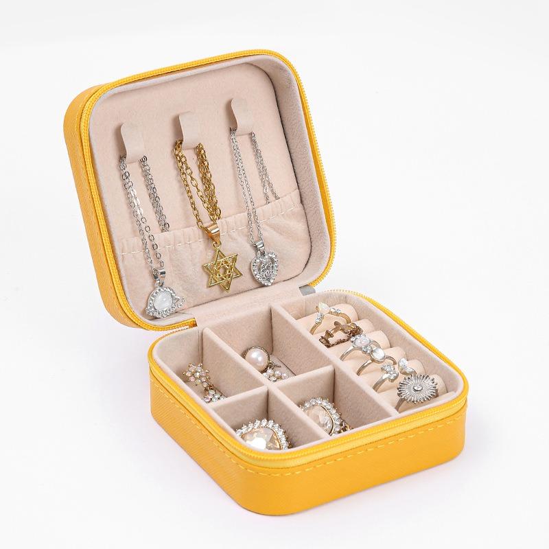 

Портативная и простая мини квадратная шкатулка для украшений из ПУ кожи, шкатулка для колец, браслетов, ожерелий, серег, коробка для хранения, шкатулка для украшений высокого класса. cross pattern, beige; 10 * 10 * 5cm