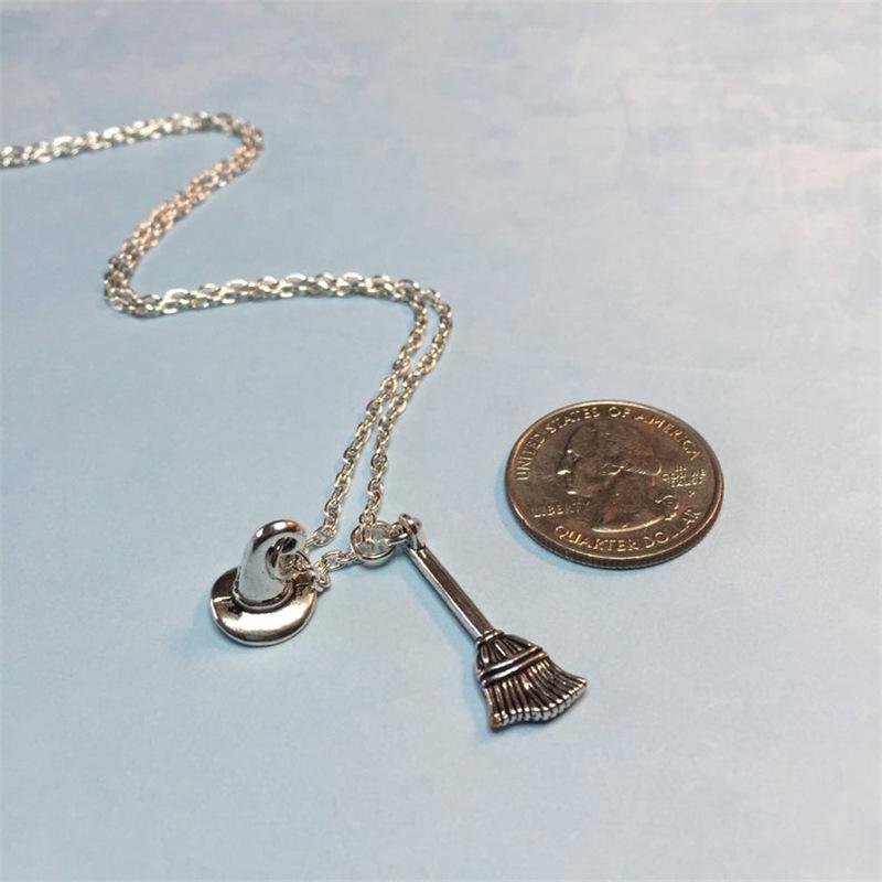 Gotische Besen- und Hut-Anhänger Halskette - Hexen Schmuck Zubehör - Halloween-Themen Halskette