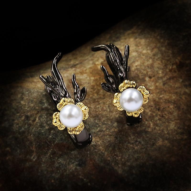 Vintage Literary Inlaid Pearl Flower Earrings Personality Sweet Small Flower Two-tone Black Gold Earrings for Women Jewelry Gift