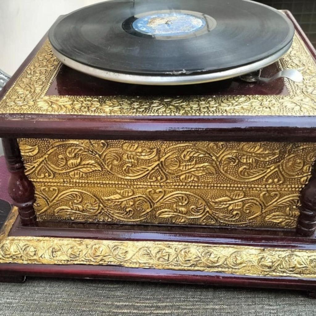 Vintage-Revival: Designer Aufzieh-Grammophon - Ein elegantes Phonograph für die Heim- oder Bürodekoration Messing-Design