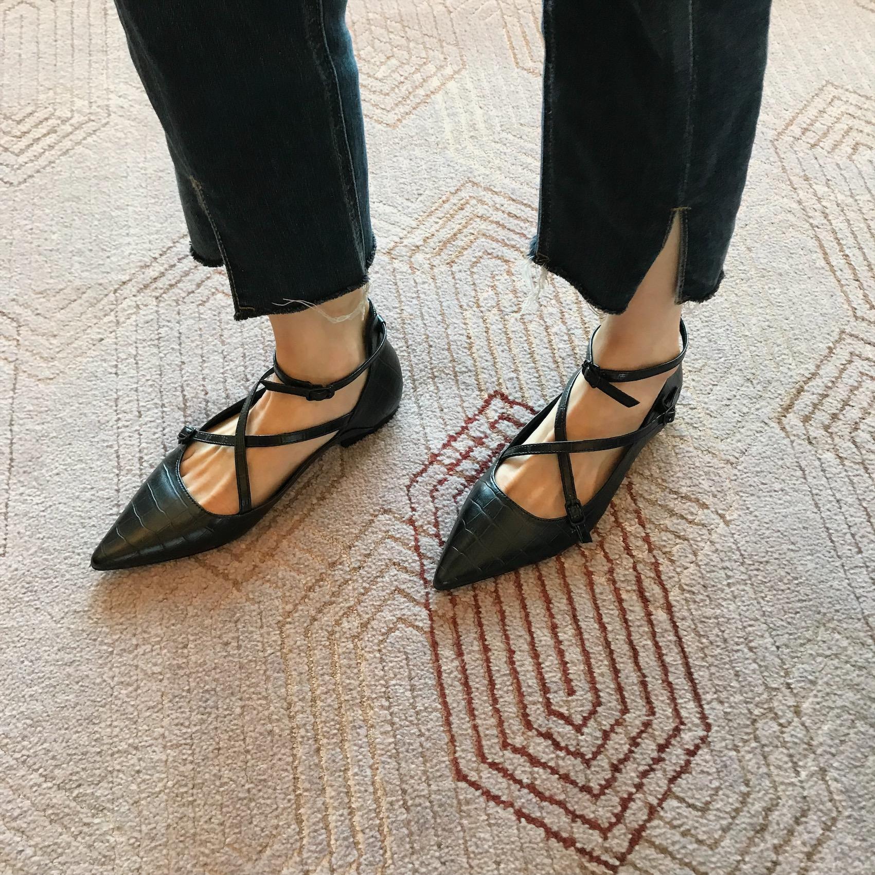 

Туфли с острым носком на низком каблуке с каменным узором. Женская весенняя повседневная обувь с тонким перекрестным ремешком.