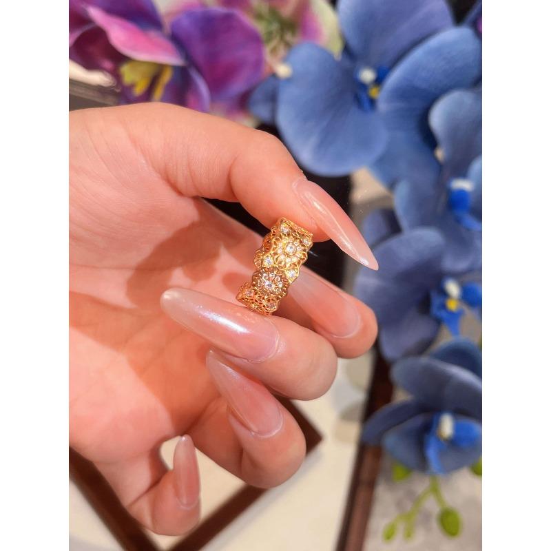 The Same Old Shop In The Gold Store Is Full Of Diamond Roses, Window Grilles, Vajra Pestle Rings, Retro Light Luxury Rubies Stacked With Wind