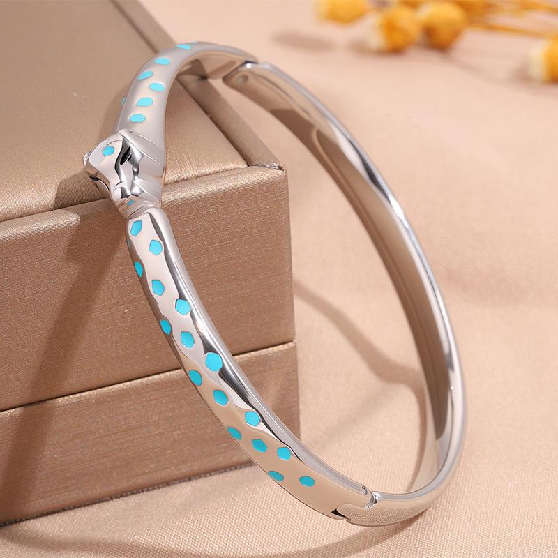 Hot-selling titanium steel bracelet, girls' high-end sense of fashion, popular light luxury in Europe and the United States, Gypsy star love diamond