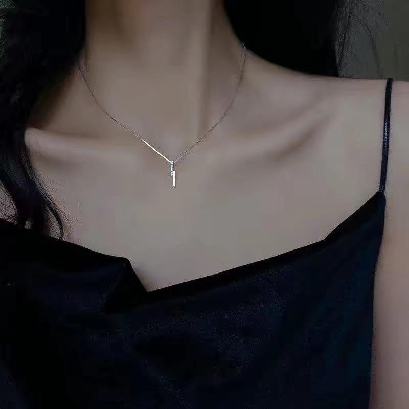 Trendy Women's Clavicle Necklace: Light Luxury & Minimalist Cold Style